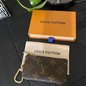LOUIS VUITTON
Monogram Key Pouch